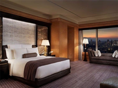 Wie berechnet man die Kaufmenge und den Verlust von Hotelwäsche?